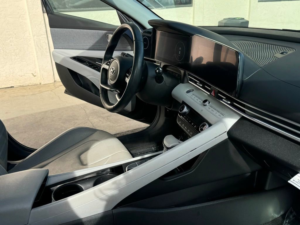 Used 2023 Hyundai Elantra Limited image 27