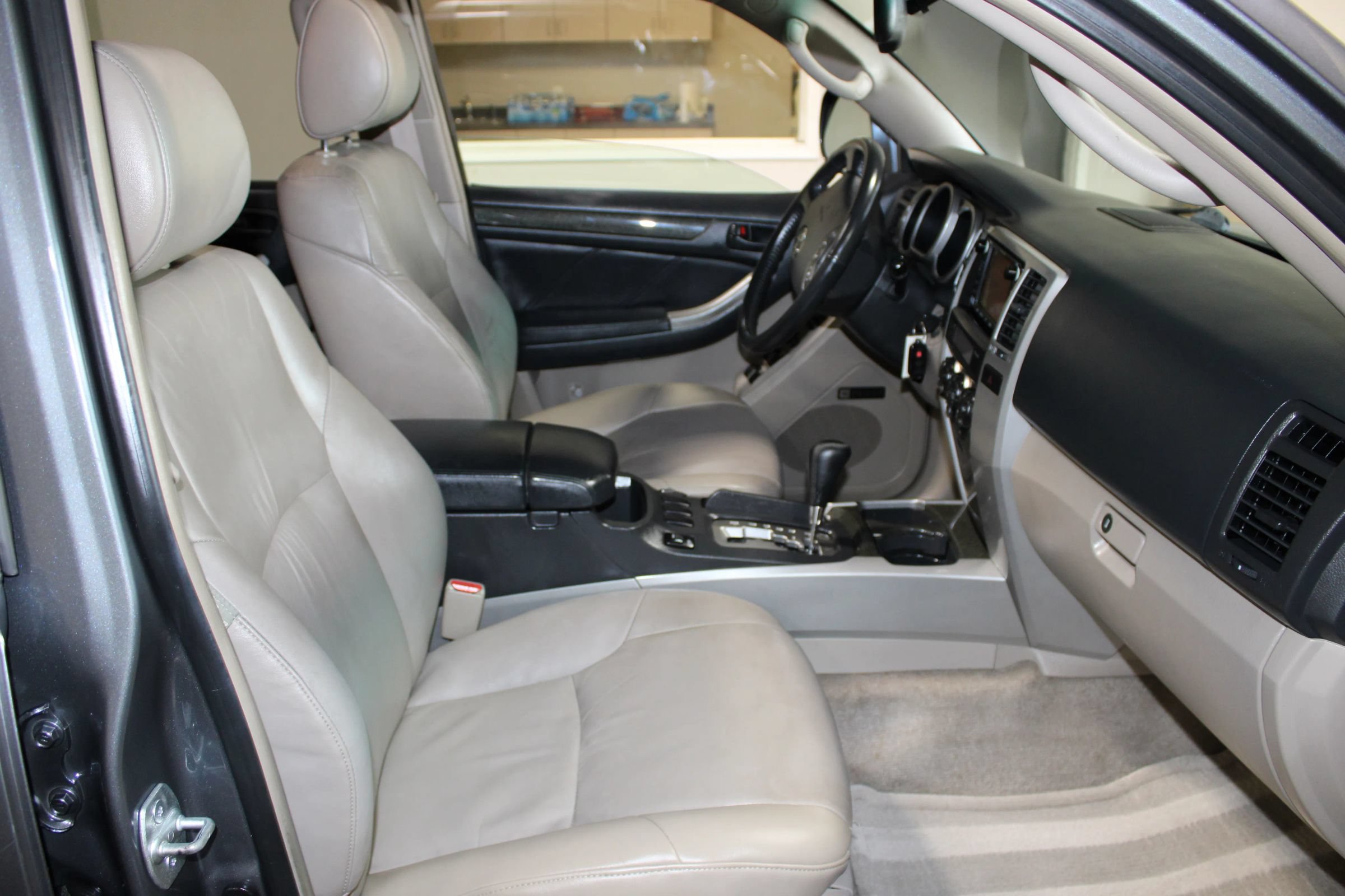 Used 2004 Toyota 4Runner Limited w/ Preferred Accessory Pkg RWD image 28