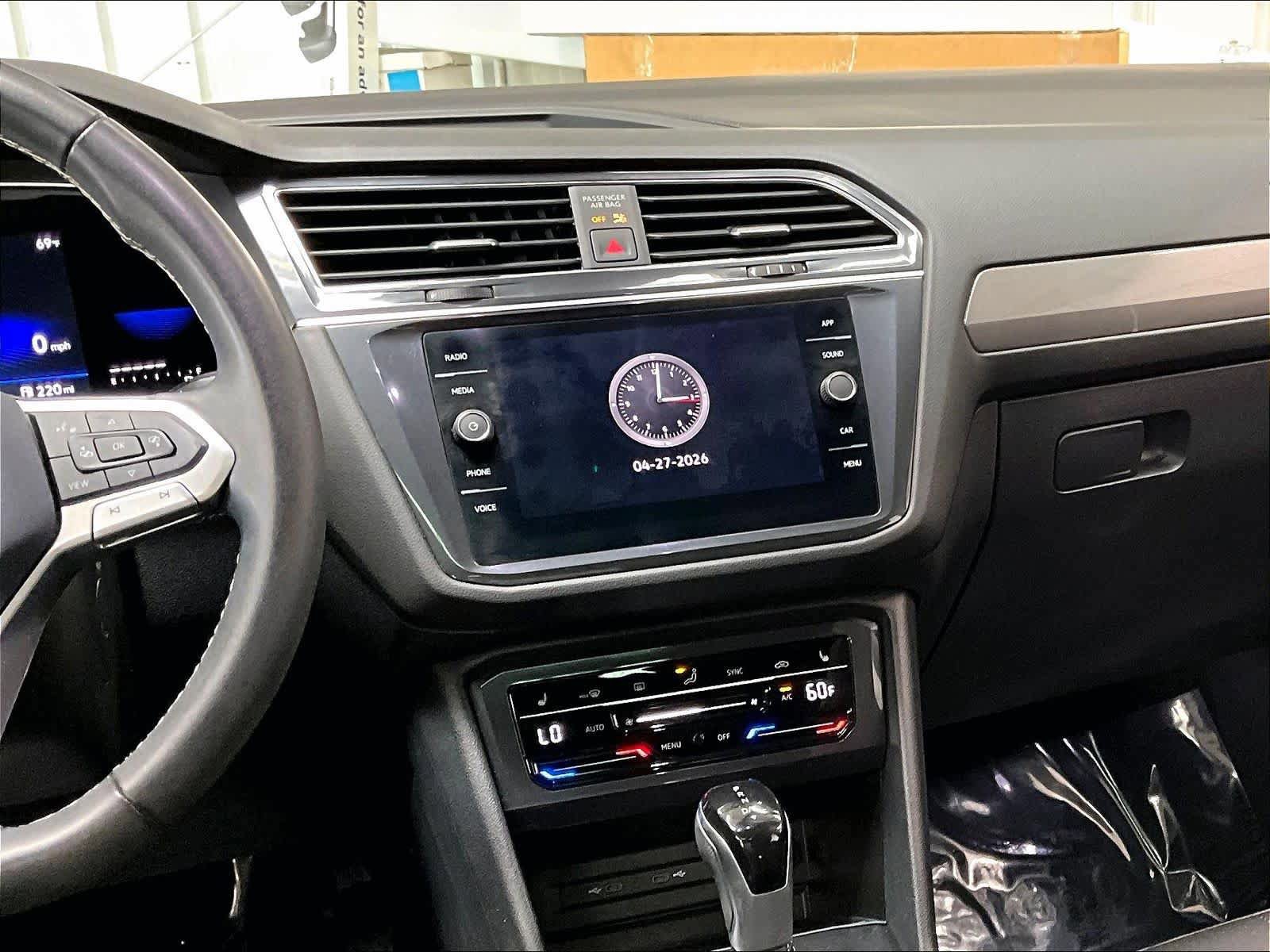 Used 2023 Volkswagen Tiguan SE w/ Panoramic Sunroof Package FWD image 9