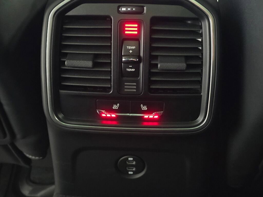 Certified 2025 Porsche Macan image 19