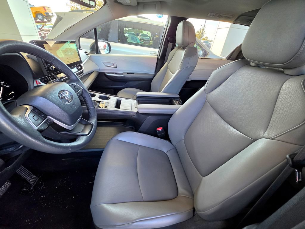 Used 2025 Toyota Sienna XLE FWD image 13