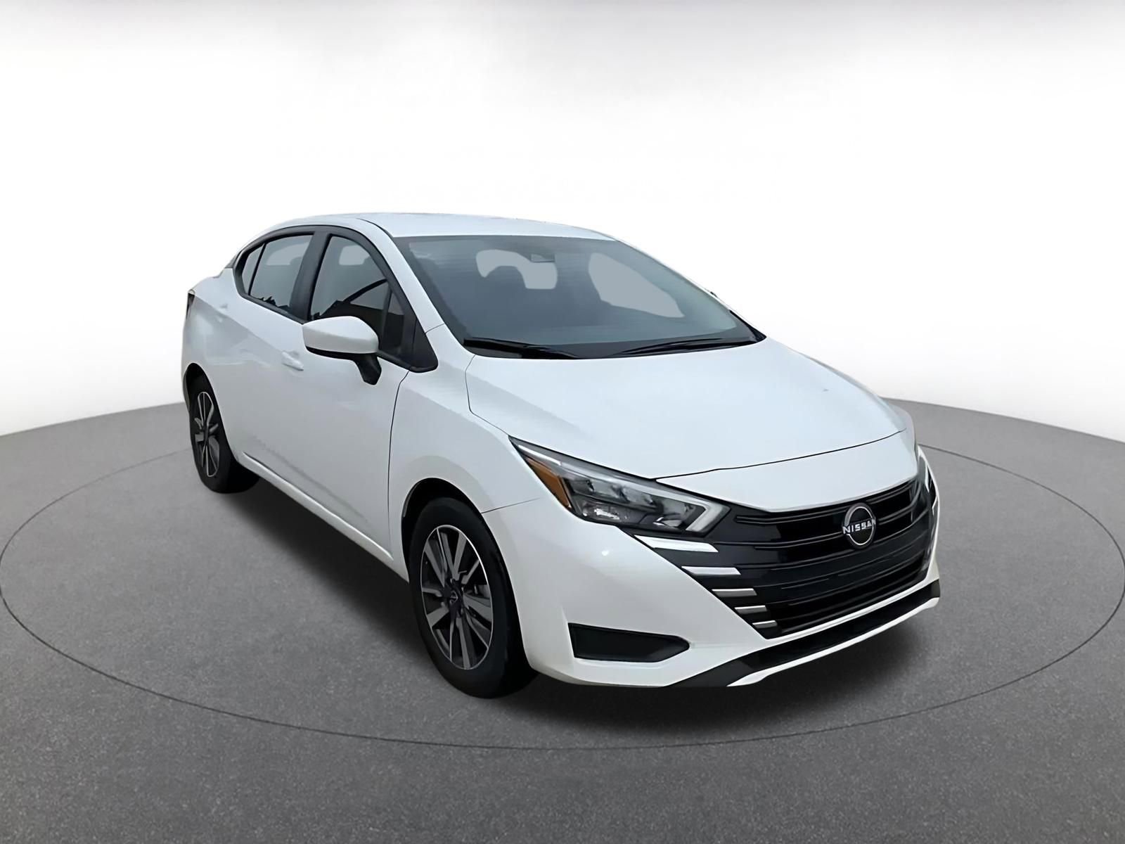 Used 2025 Nissan Versa SV image 3