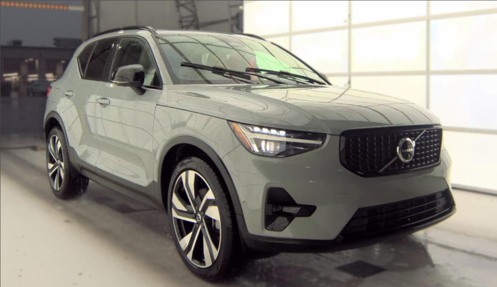 Used 2024 Volvo XC40 B5 Plus w/ Protection Package Premier AWD/4WD image 2