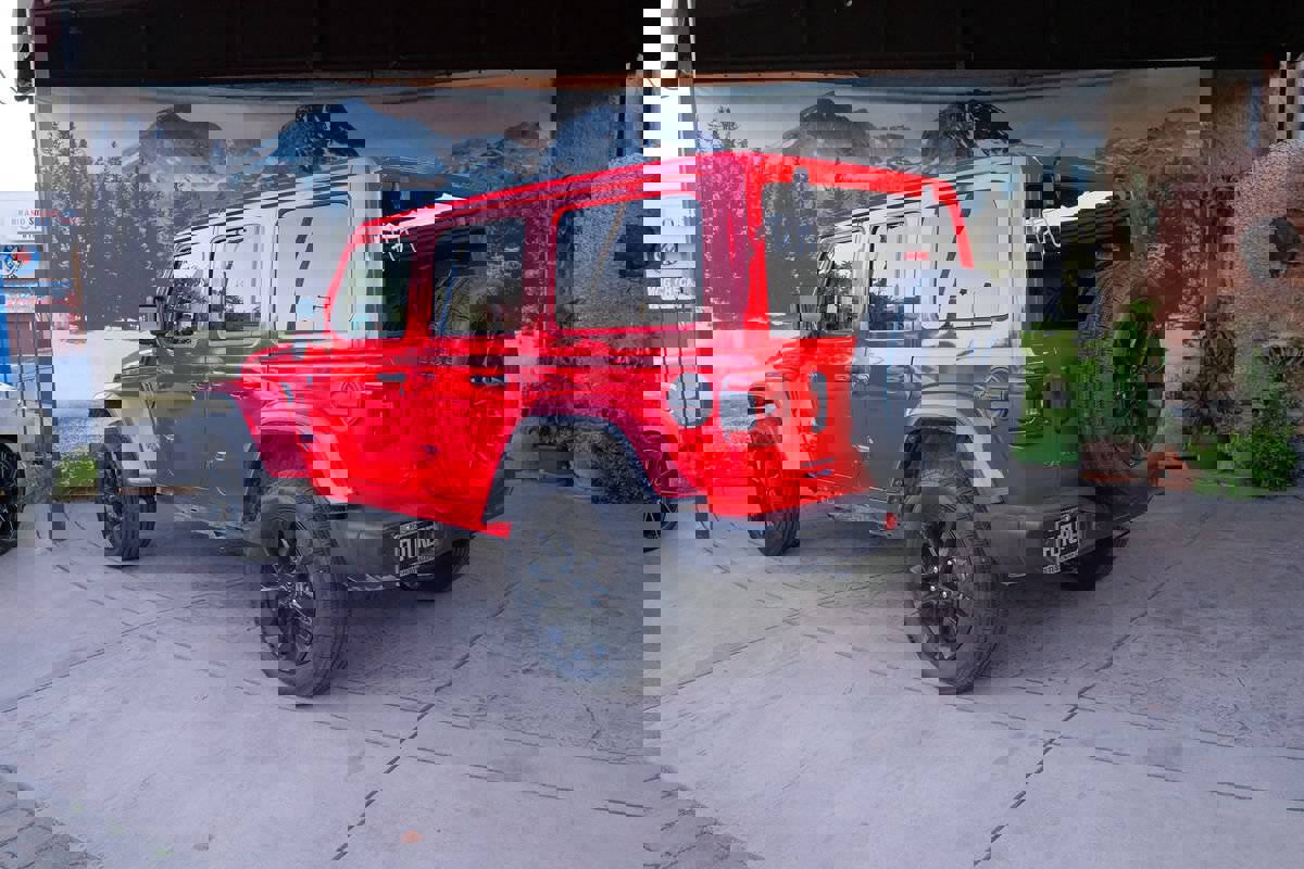 Used 2025 Jeep Wrangler Sahara w/ Safety Group image 4