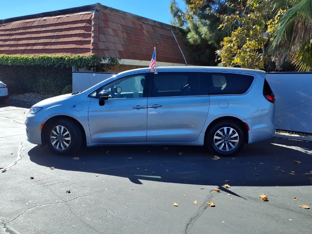 Used 2024 Chrysler Pacifica Limited FWD image 3
