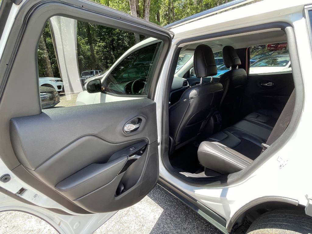 Used 2020 Jeep Cherokee Latitude Plus image 30