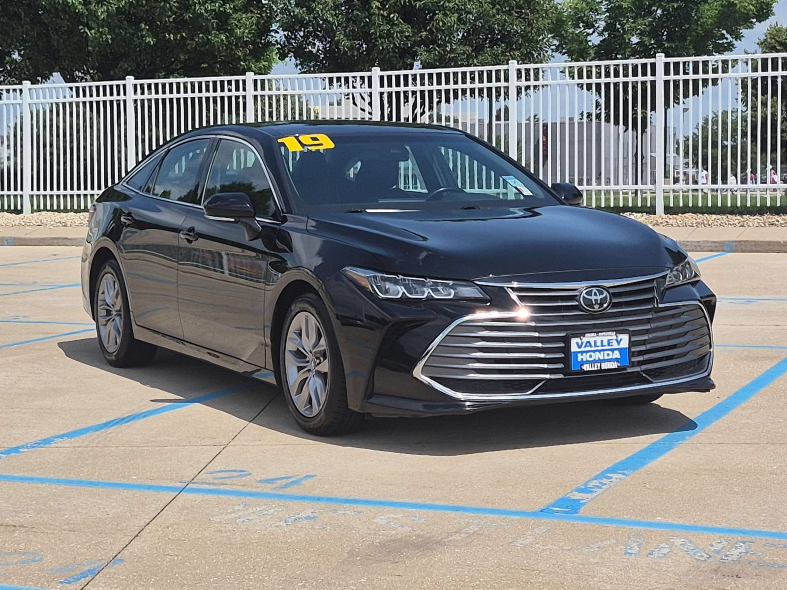 Used 2019 Toyota Avalon XLE w/ Moonroof Package FWD image 4