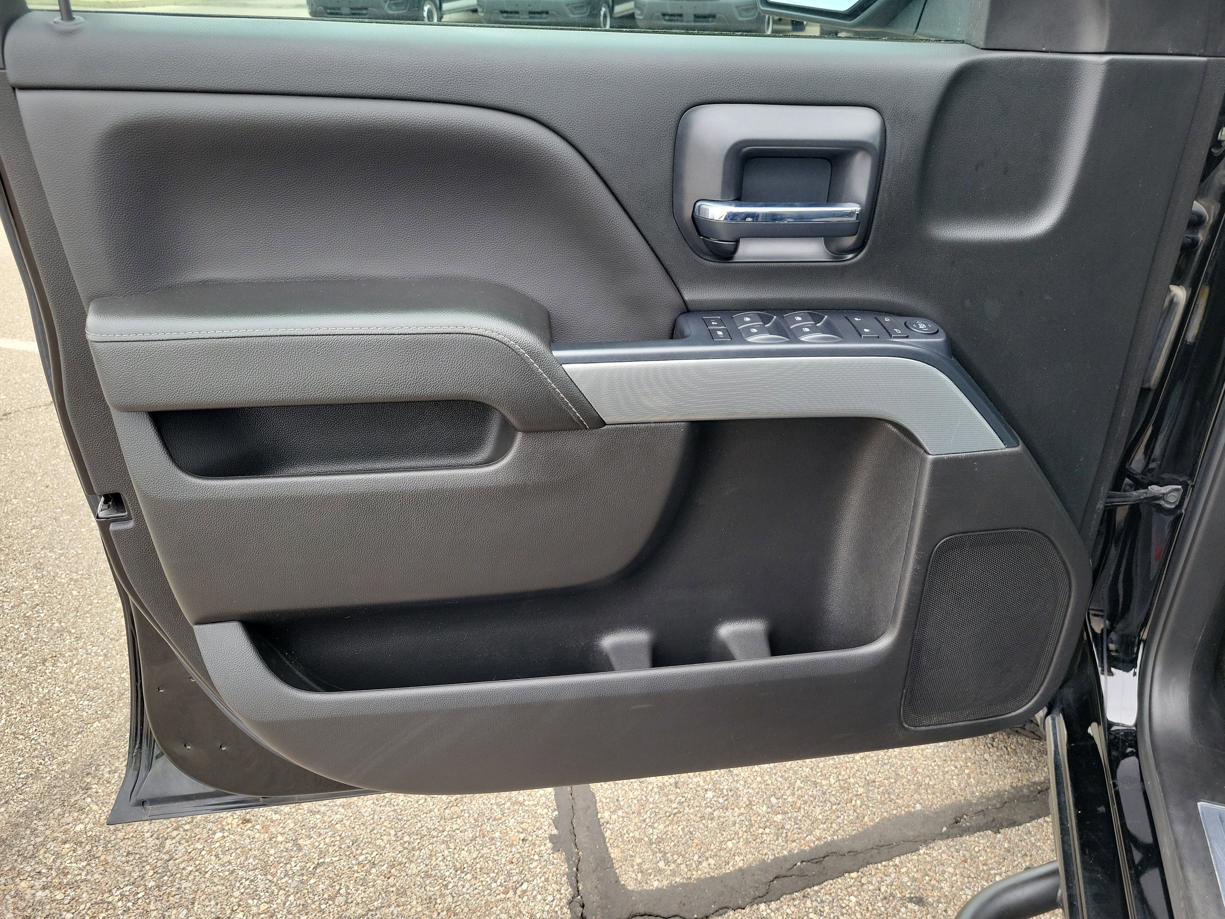 Used 2018 Chevrolet Silverado 1500 LT w/ Midnight Edition AWD/4WD image 18