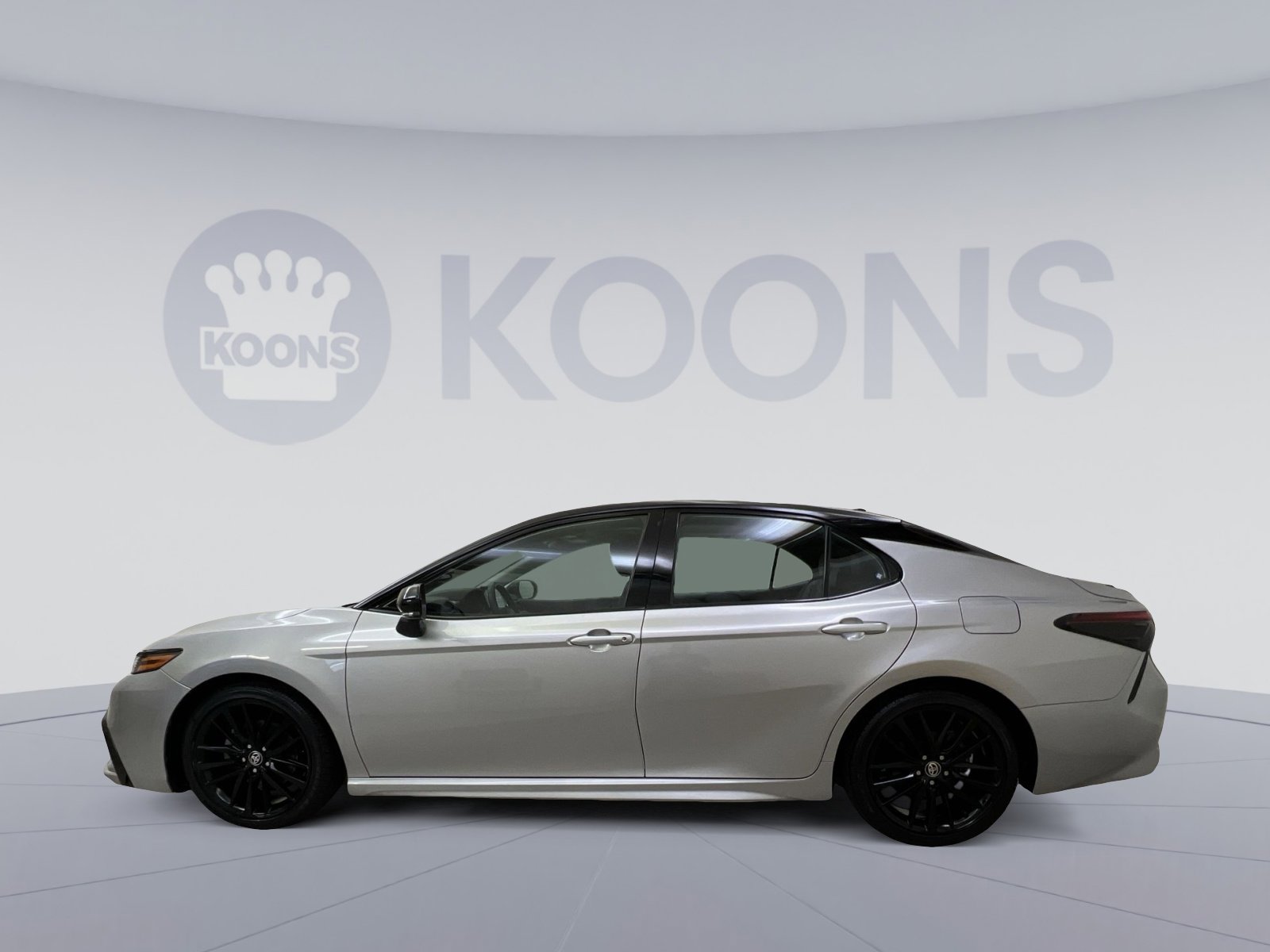 Used 2022 Toyota Camry XSE image 2