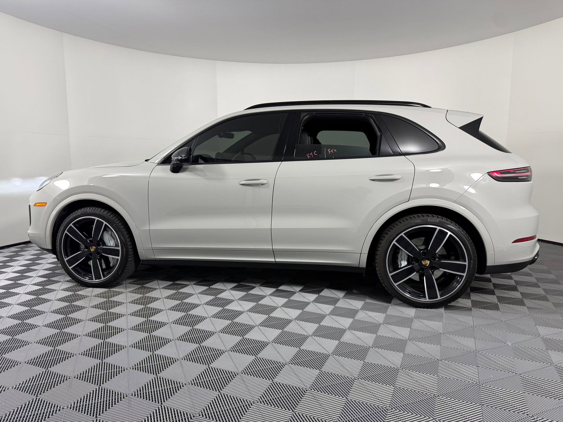 Certified 2023 Porsche Cayenne Turbo image 2
