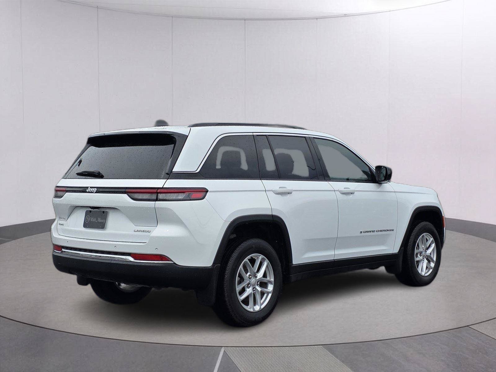 Certified 2025 Jeep Grand Cherokee Laredo X w/ Luxury Tech Group I AWD/4WD image 6
