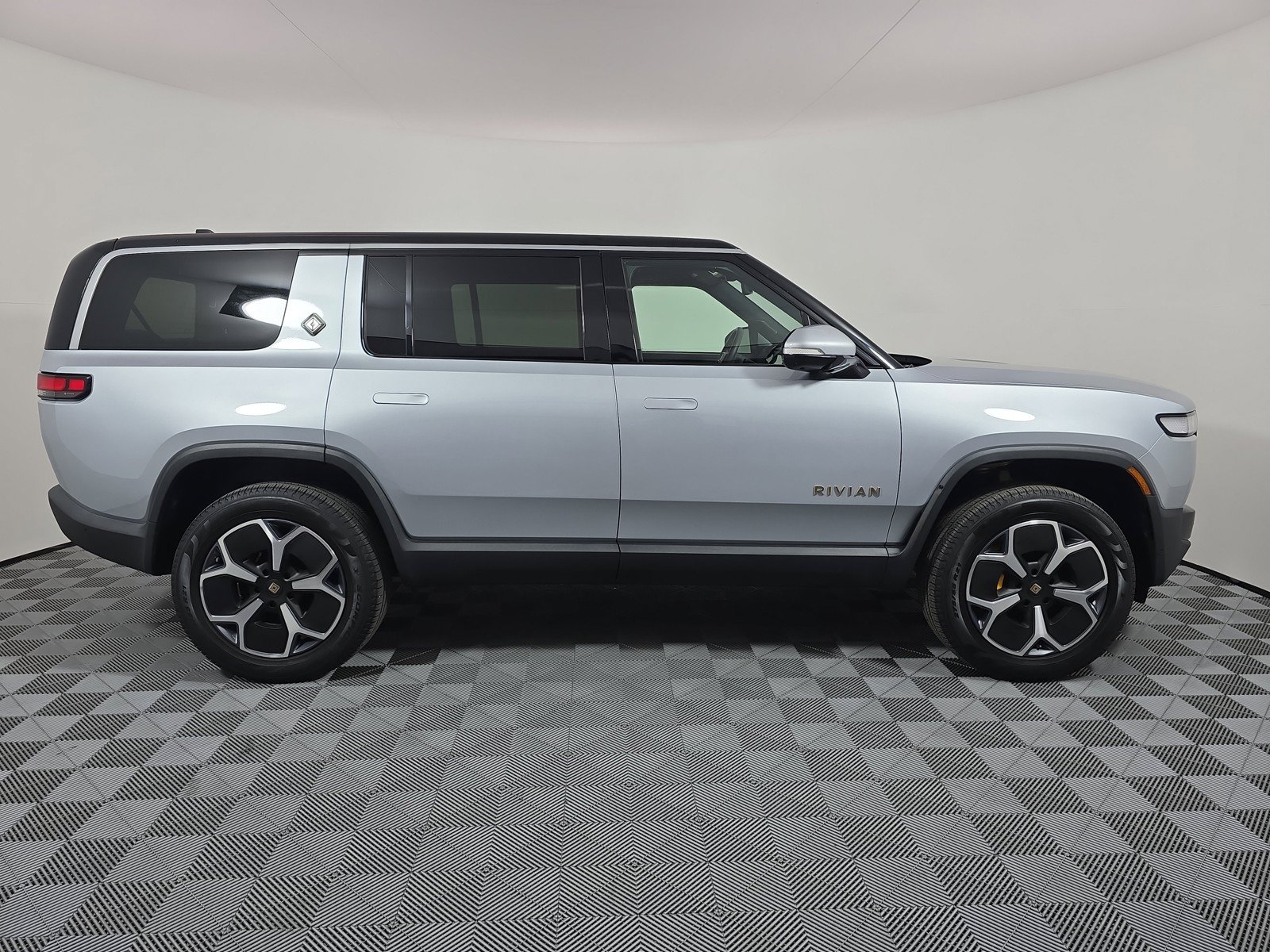 Used 2023 Rivian R1S Adventure AWD/4WD image 6
