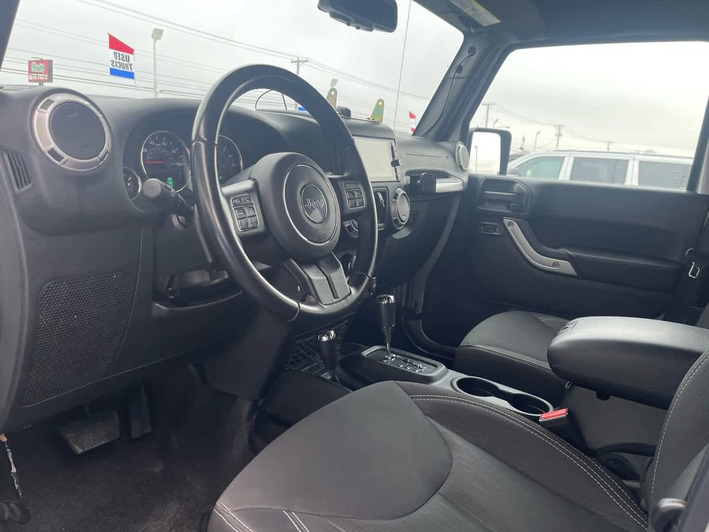 Used 2018 Jeep Wrangler Unlimited Sahara w/ Connectivity Group AWD/4WD image 19