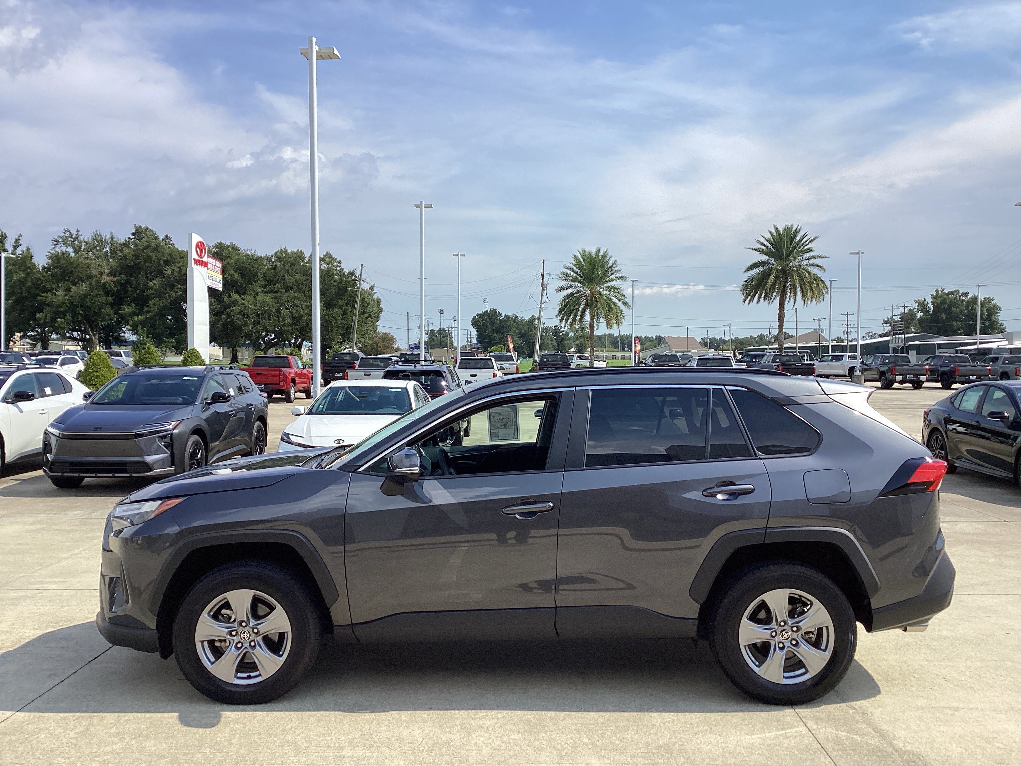 Used 2025 Toyota RAV4 XLE w/ Convenience Package AWD/4WD image 4
