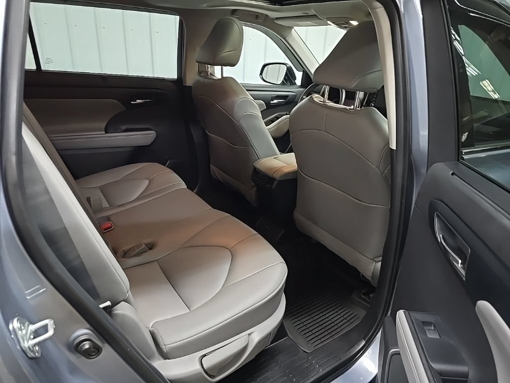 Used 2022 Toyota Highlander XLE AWD/4WD image 18