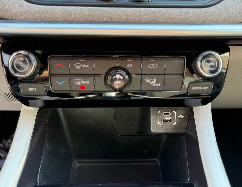 Used 2024 Jeep Compass Latitude AWD/4WD image 24