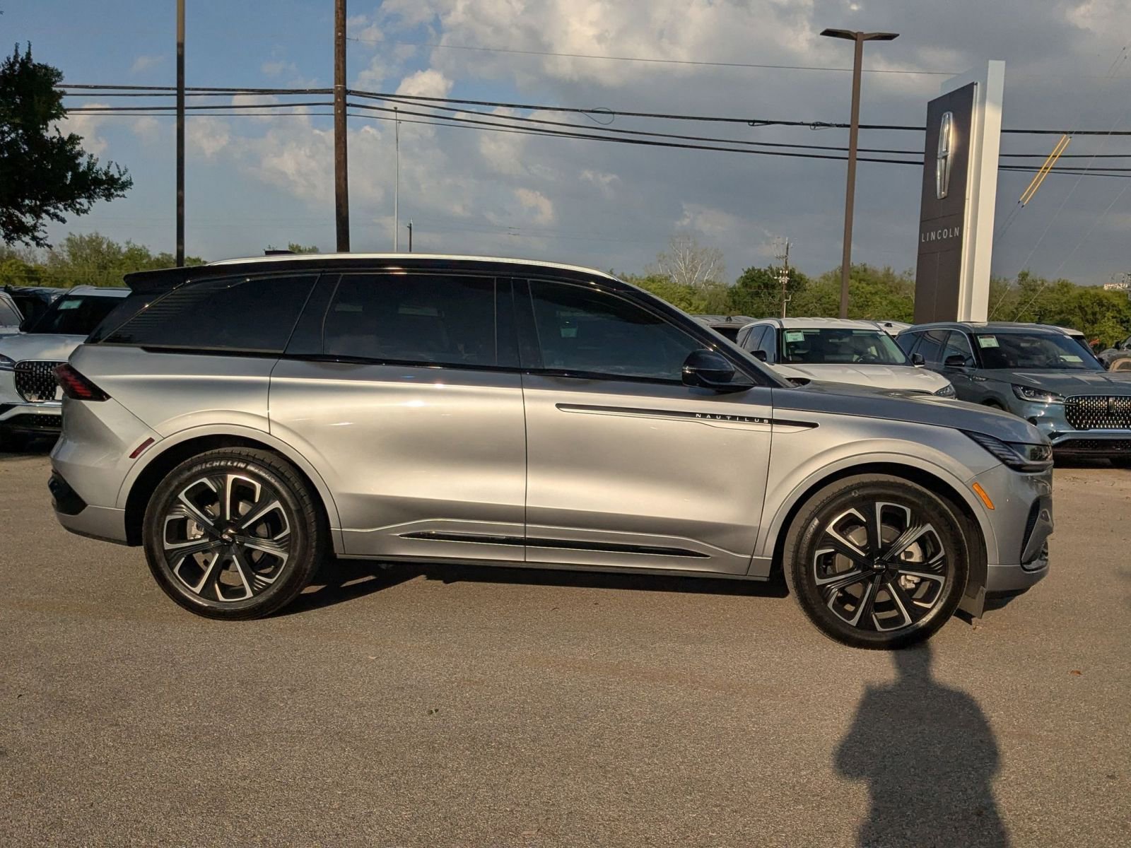 Used 2025 Lincoln Nautilus Reserve image 2