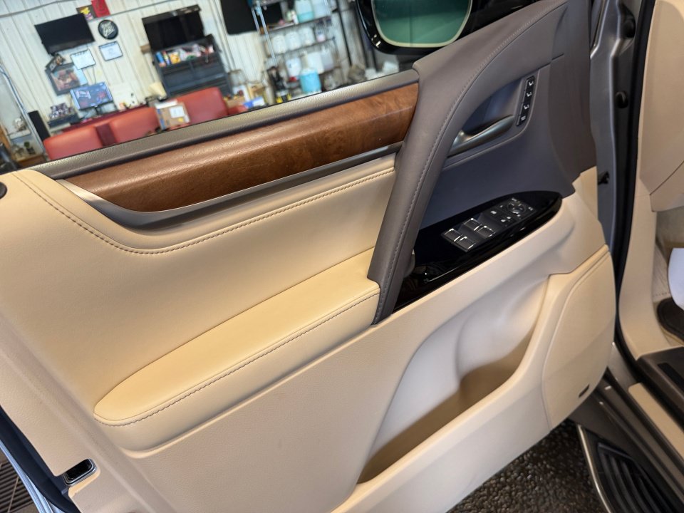 Used 2021 Lexus LX 570 4WD w/ Luxury Package image 36