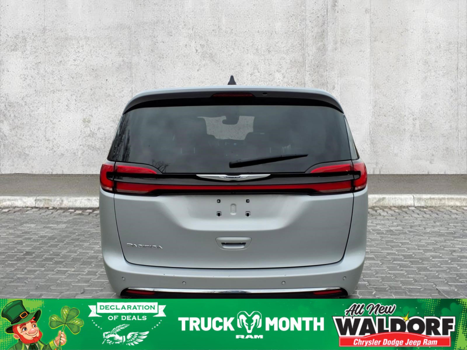 Used 2023 Chrysler Pacifica Touring-L image 3