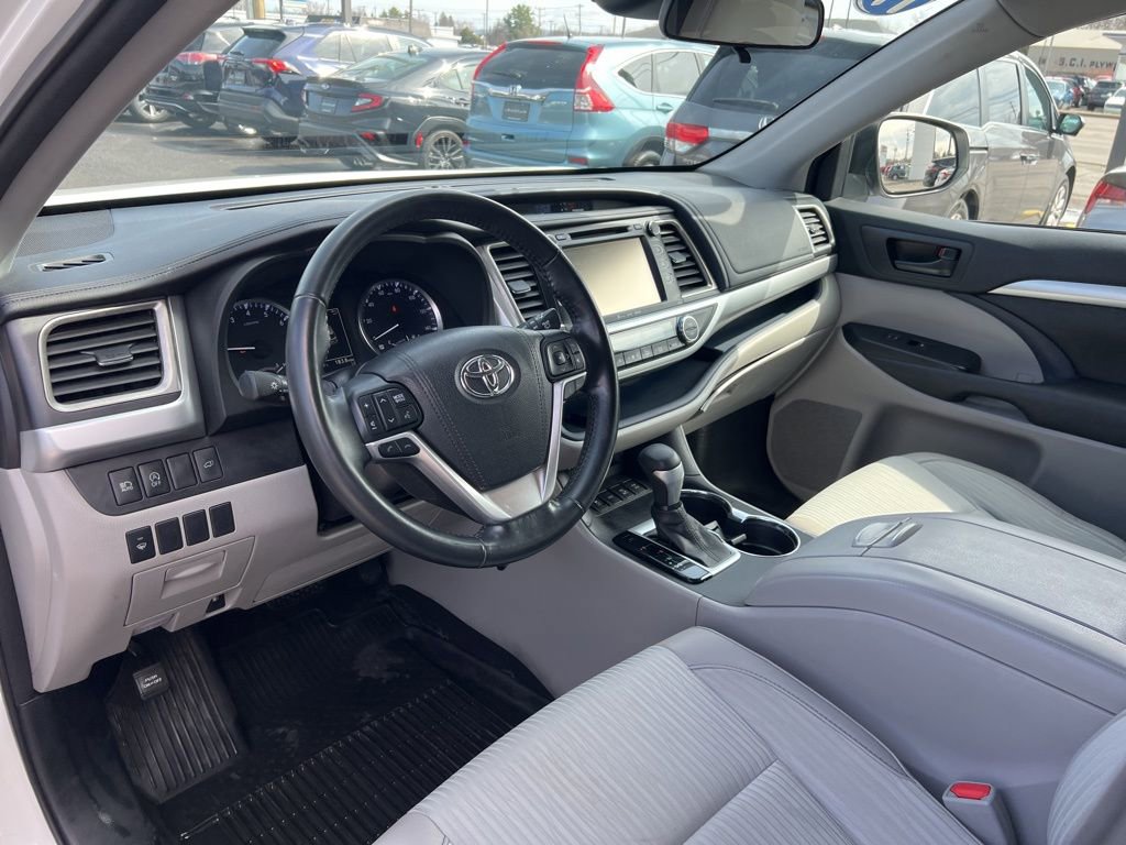Used 2017 Toyota Highlander LE AWD/4WD image 9