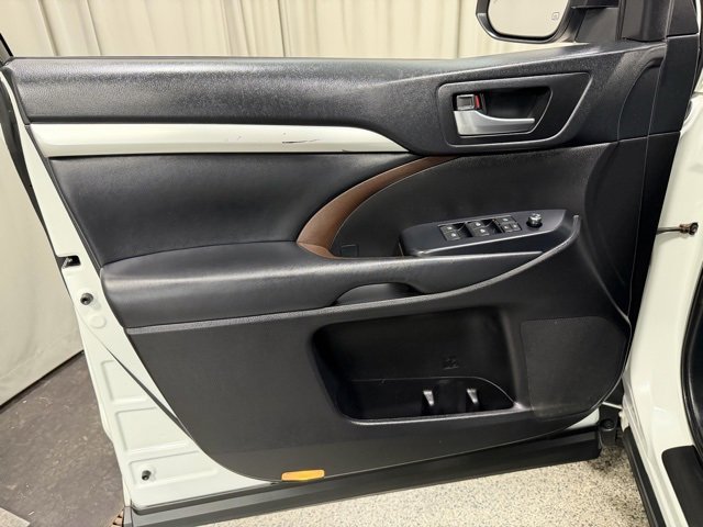 Used 2019 Toyota Highlander XLE image 23