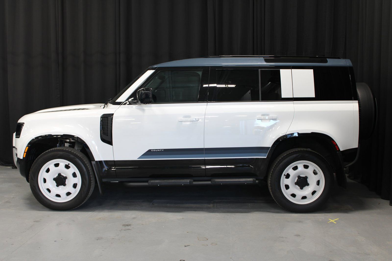 Used 2025 Land Rover Defender 110 S image 2