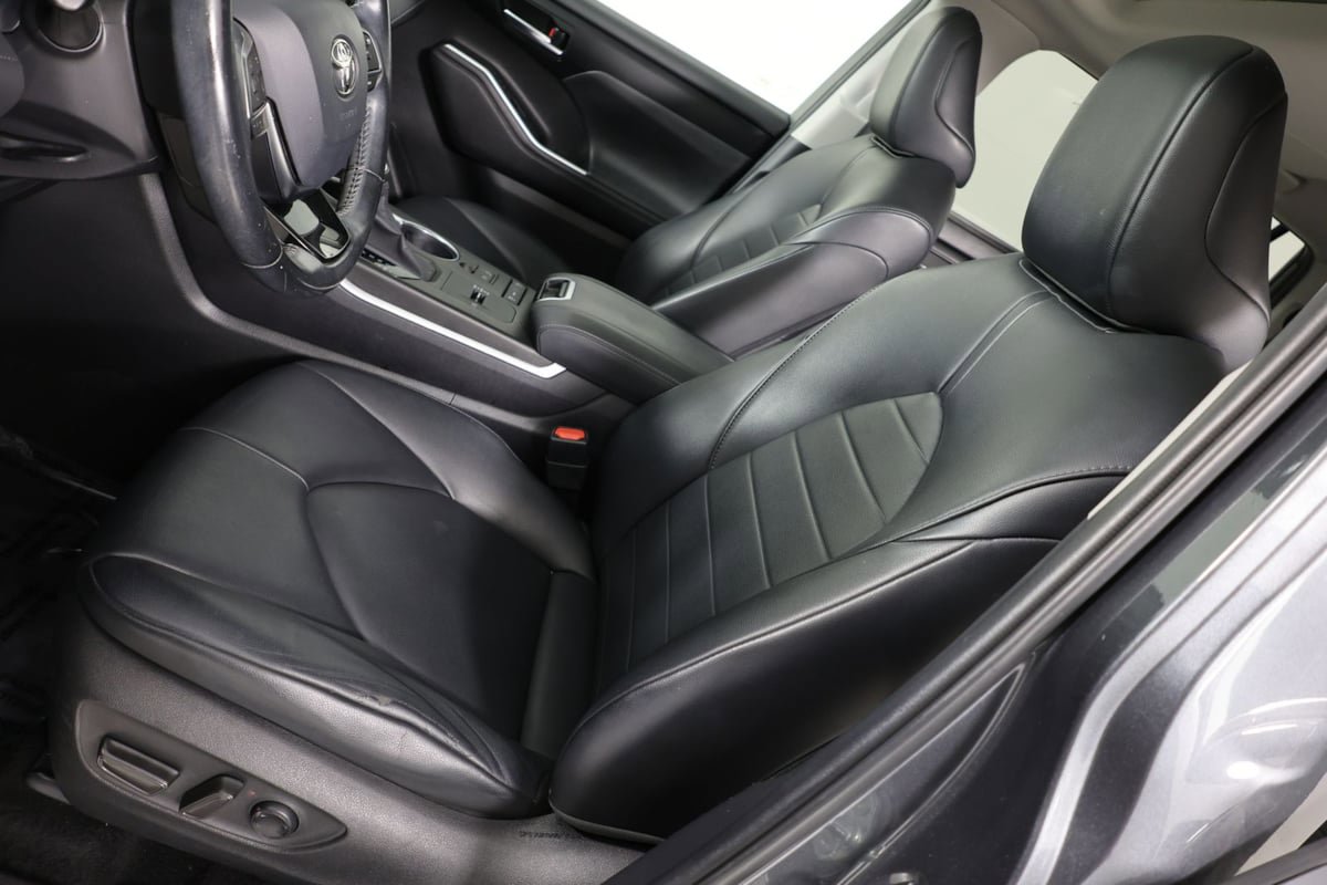 Used 2020 Toyota Highlander XLE FWD image 9