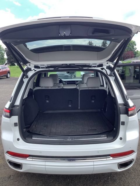 Certified 2023 Jeep Grand Cherokee Overland w/ Luxury Tech Group IV AWD/4WD image 23