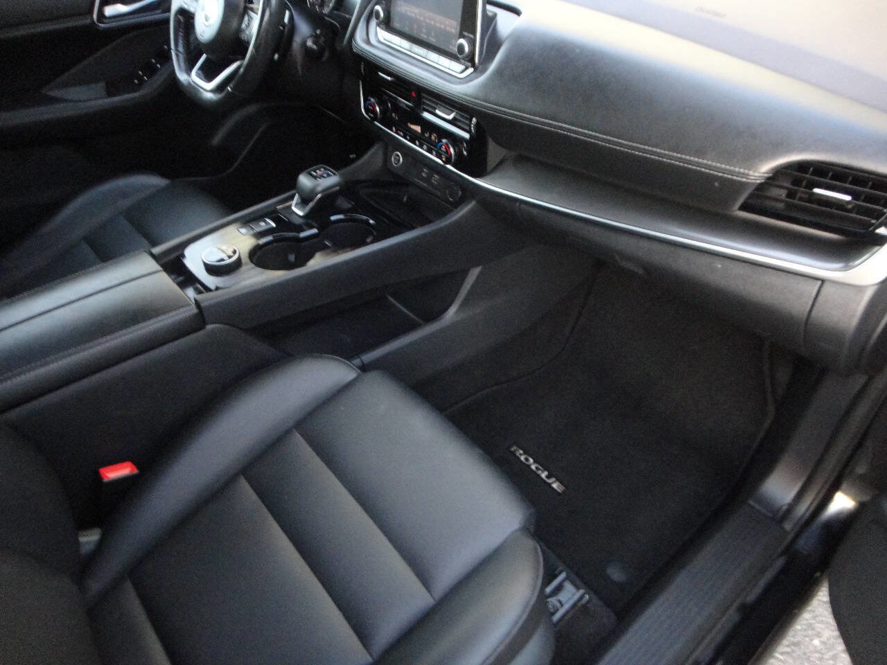 Used 2021 Nissan Rogue SV w/ Premium Package image 14