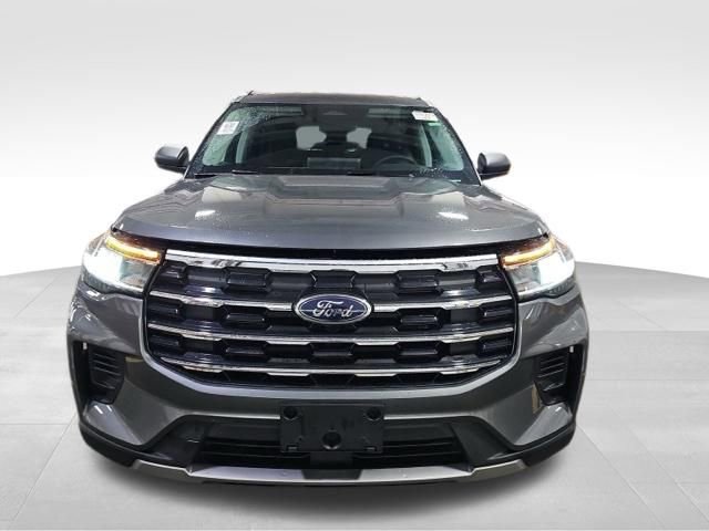 Used 2025 Ford Explorer Active AWD/4WD image 3