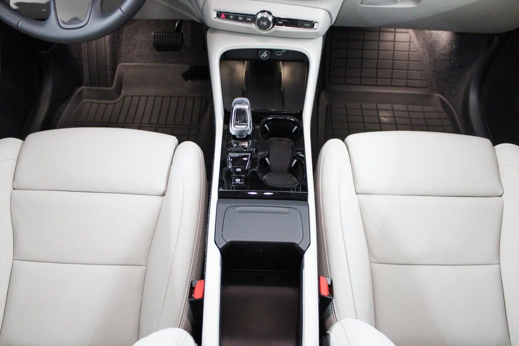 New 2026 Volvo XC40 B4 Plus w/ Protection Package Premier FWD image 22