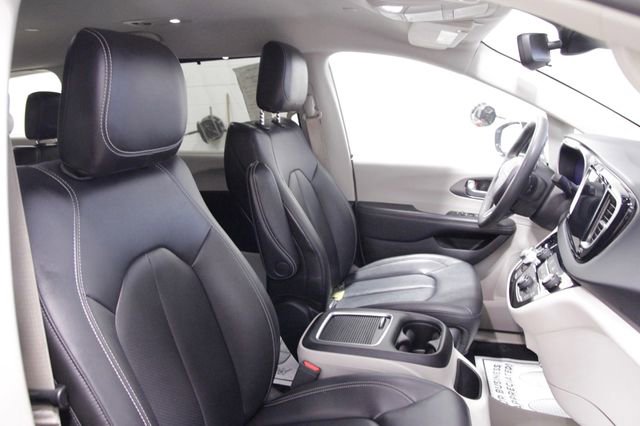 Used 2024 Chrysler Pacifica Touring-L FWD image 12