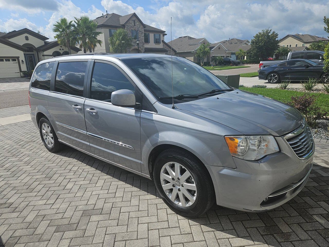 Used 2016 Chrysler Town & Country Touring FWD image 1