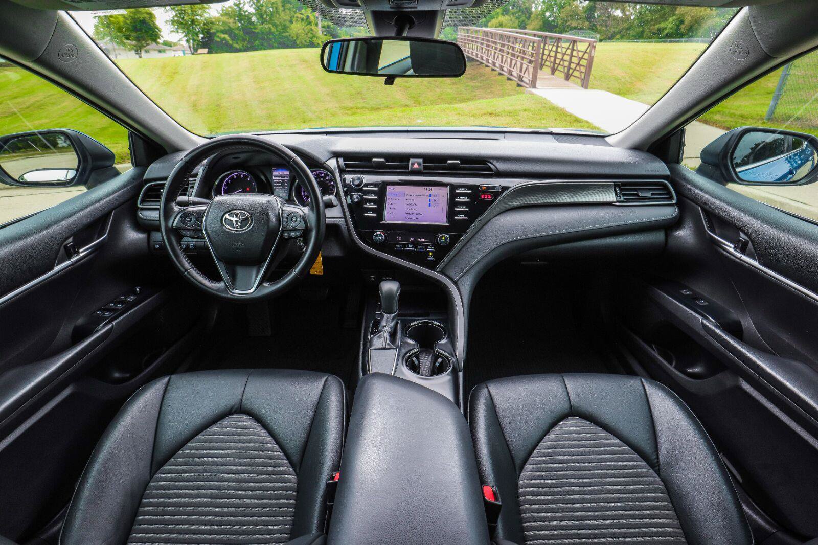Used 2019 Toyota Camry SE FWD image 2