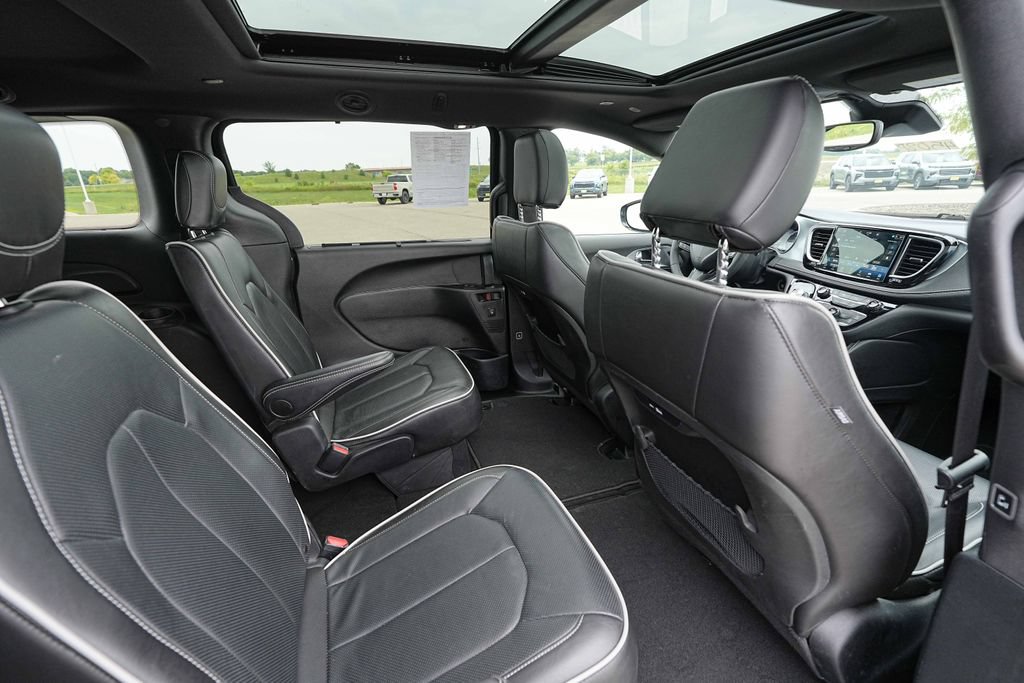 Used 2025 Chrysler Pacifica Limited FWD image 24