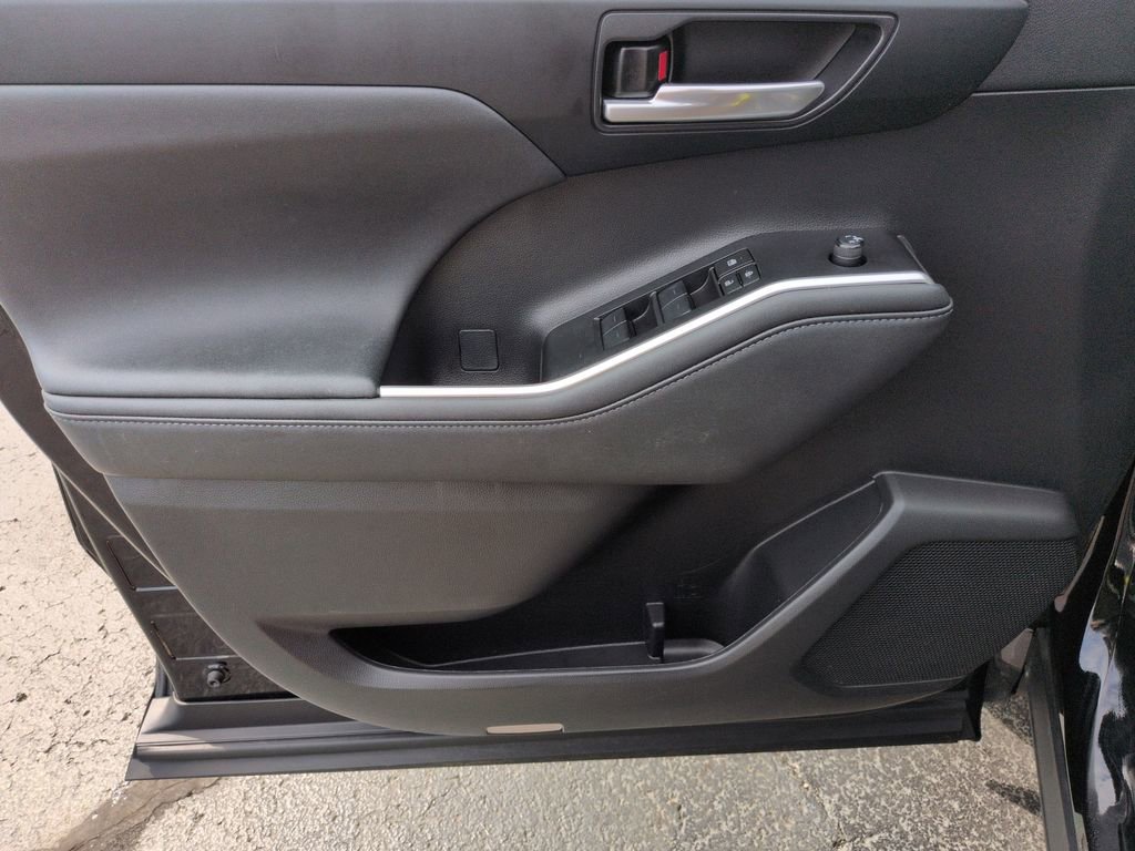Used 2023 Toyota Highlander XLE image 10