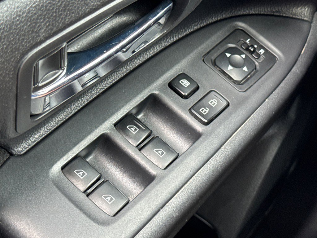 Used 2020 Mitsubishi Outlander ES image 16