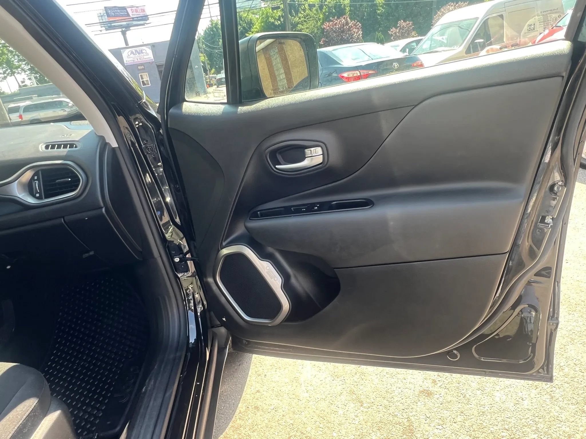 Used 2022 Jeep Renegade Latitude AWD/4WD image 29