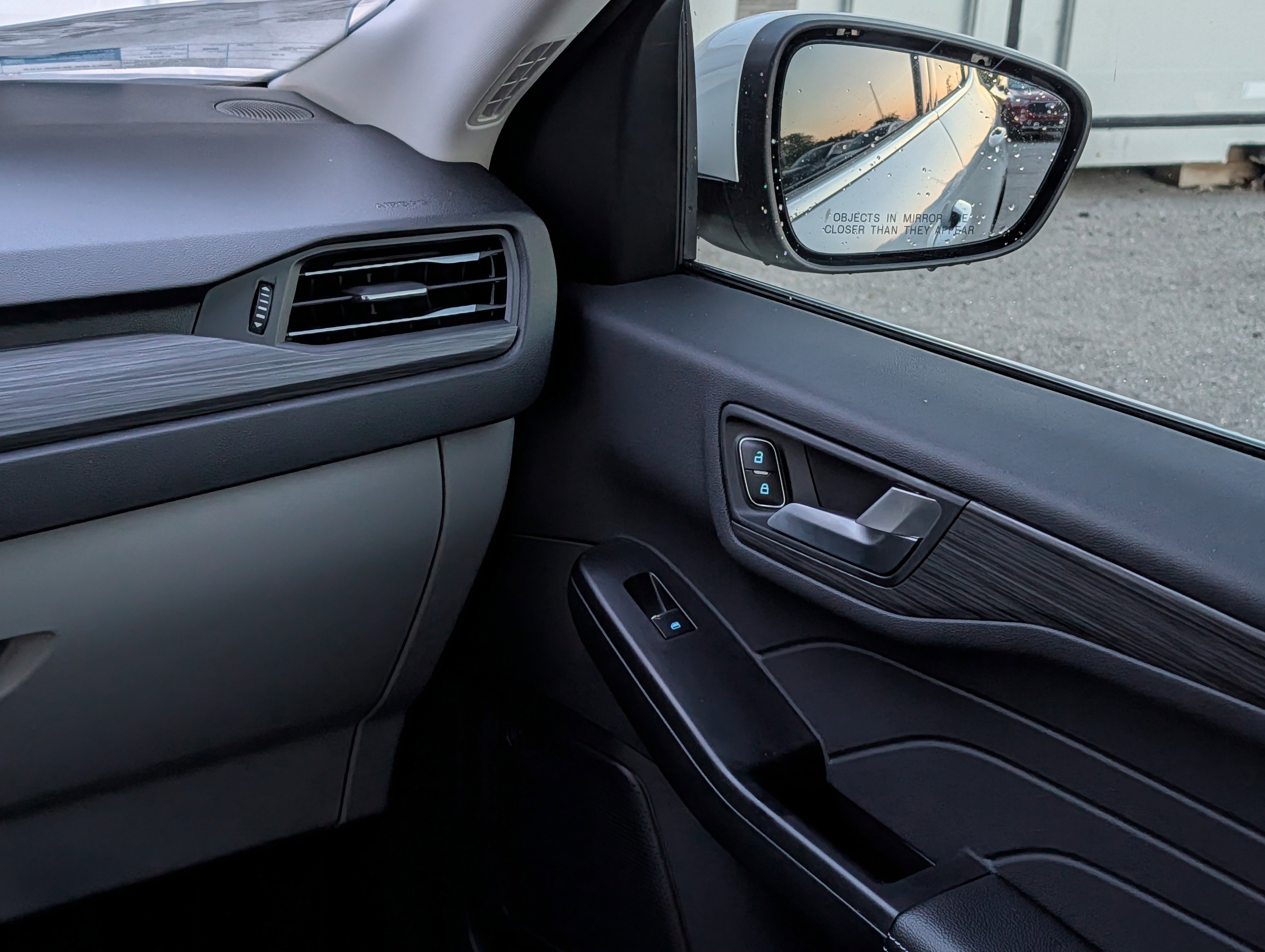 New 2026 Ford Escape SE w/ PHEV Premium Package FWD image 17