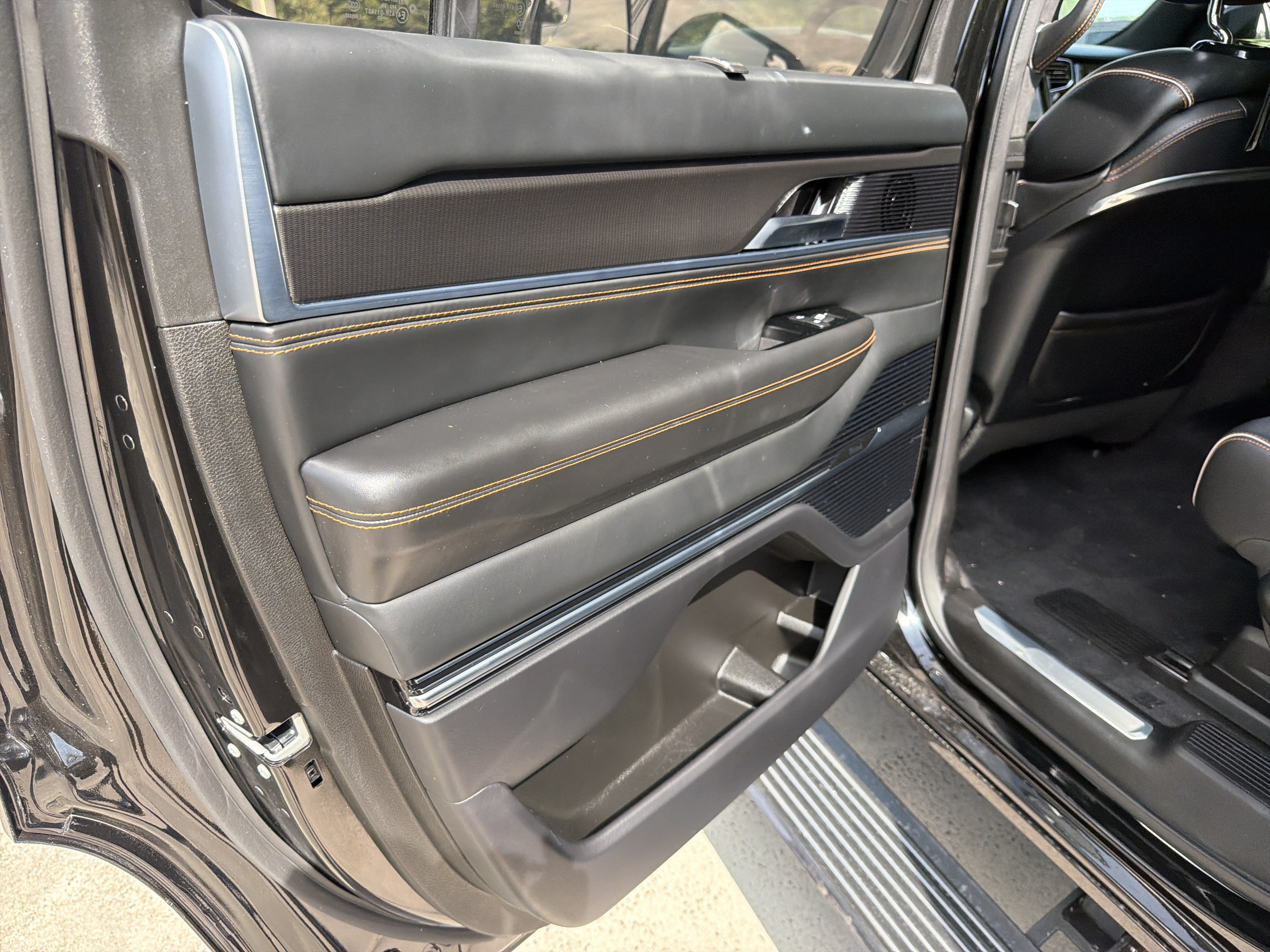 Used 2024 Jeep Grand Wagoneer Series III w/ Rear Seat Video Group 1 AWD/4WD image 19