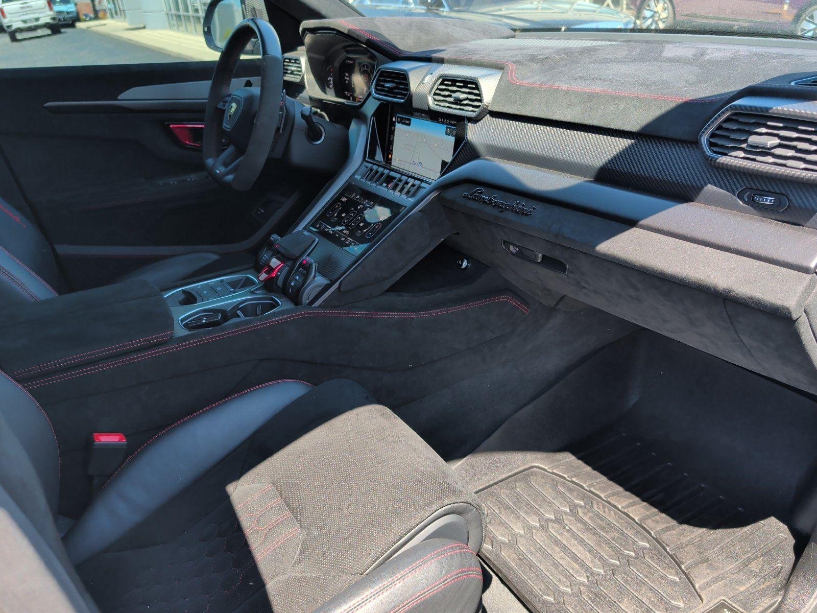 Used 2023 Lamborghini Urus Performante AWD/4WD image 40