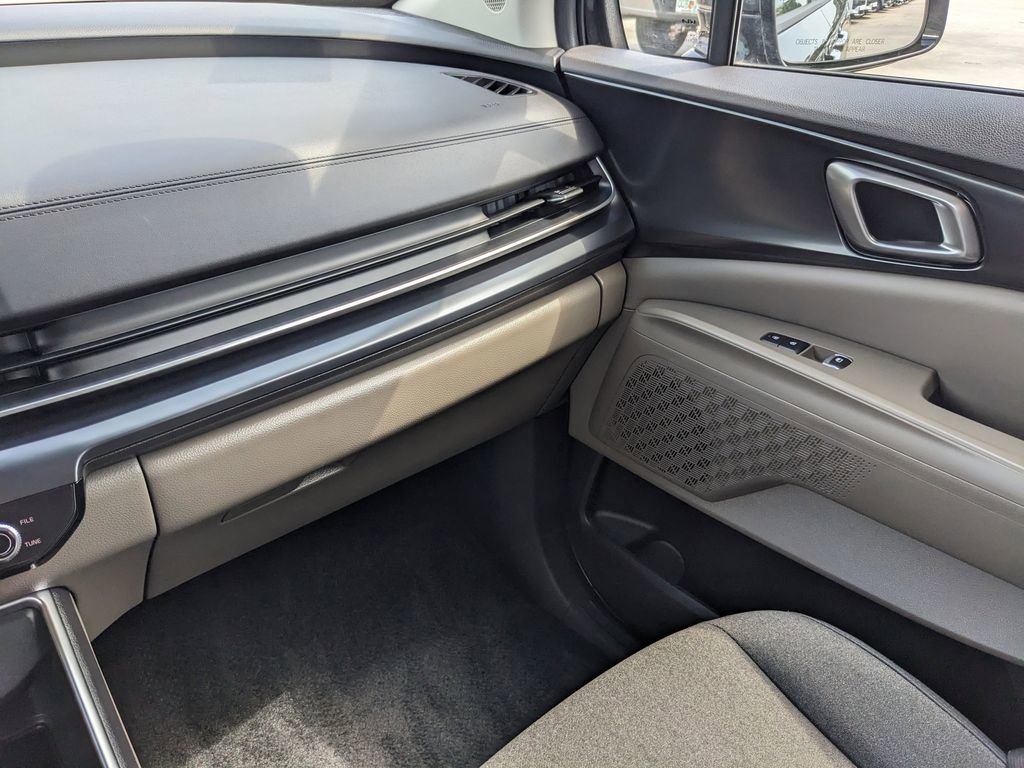 Certified 2026 Kia Carnival LX FWD image 17