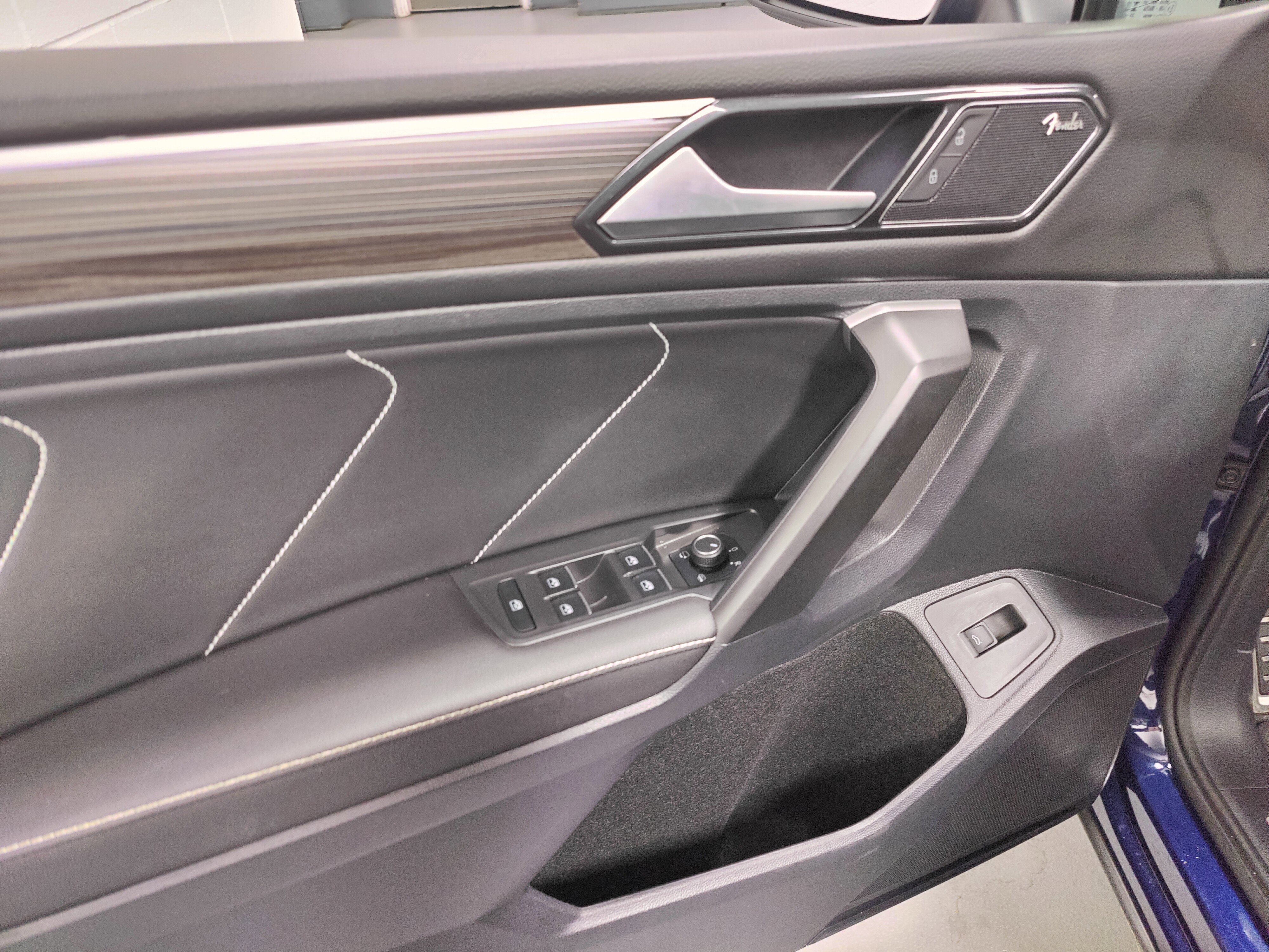 Used 2024 Volkswagen Tiguan SEL R-Line image 31