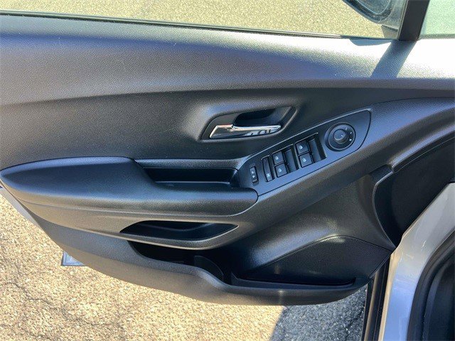 Certified 2022 Chevrolet Trax LT w/ LT Convenience Package image 28