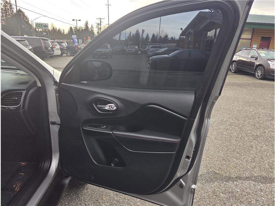 Used 2019 Jeep Cherokee Trailhawk image 25