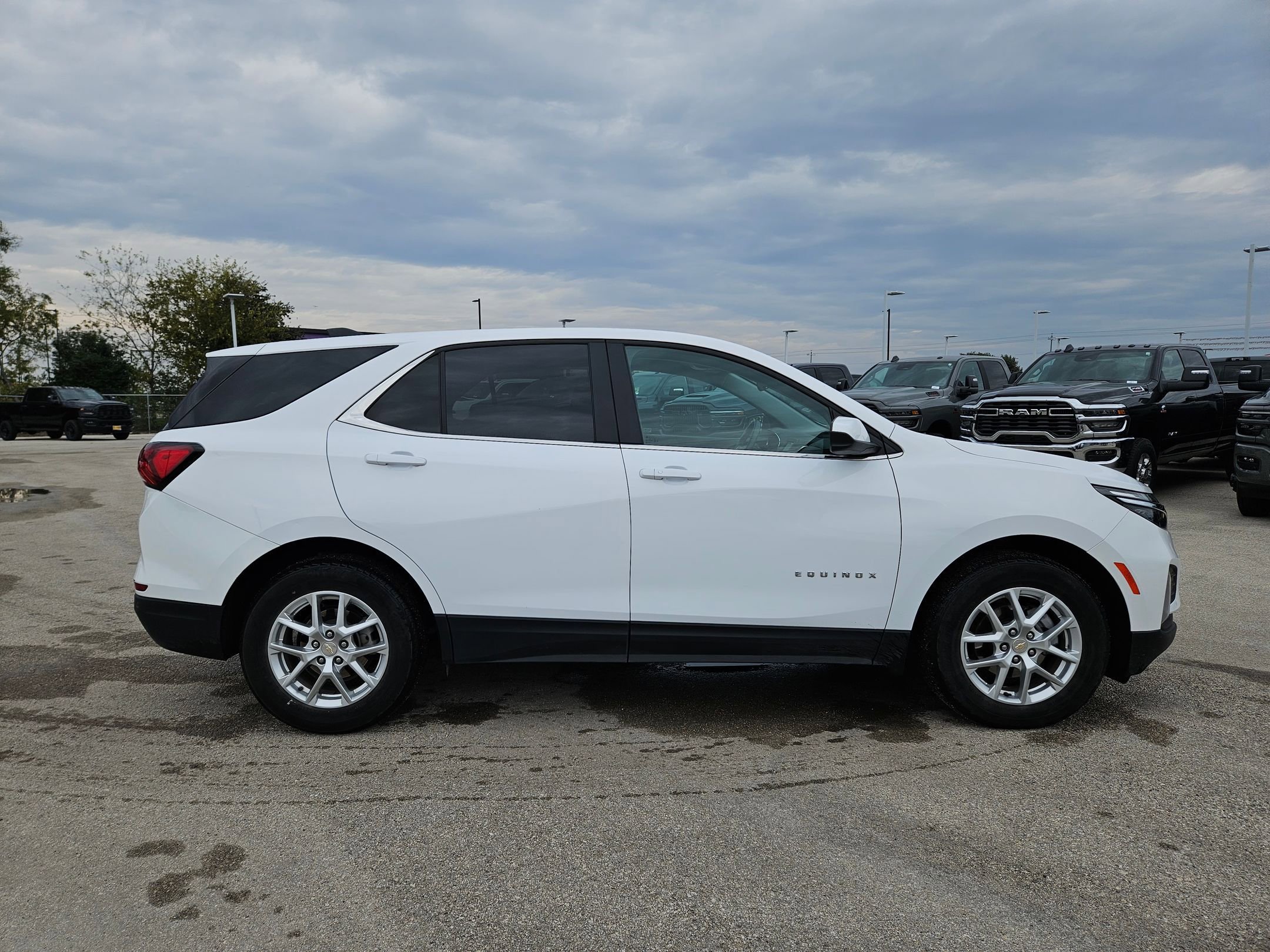 Used 2024 Chevrolet Equinox LT image 2