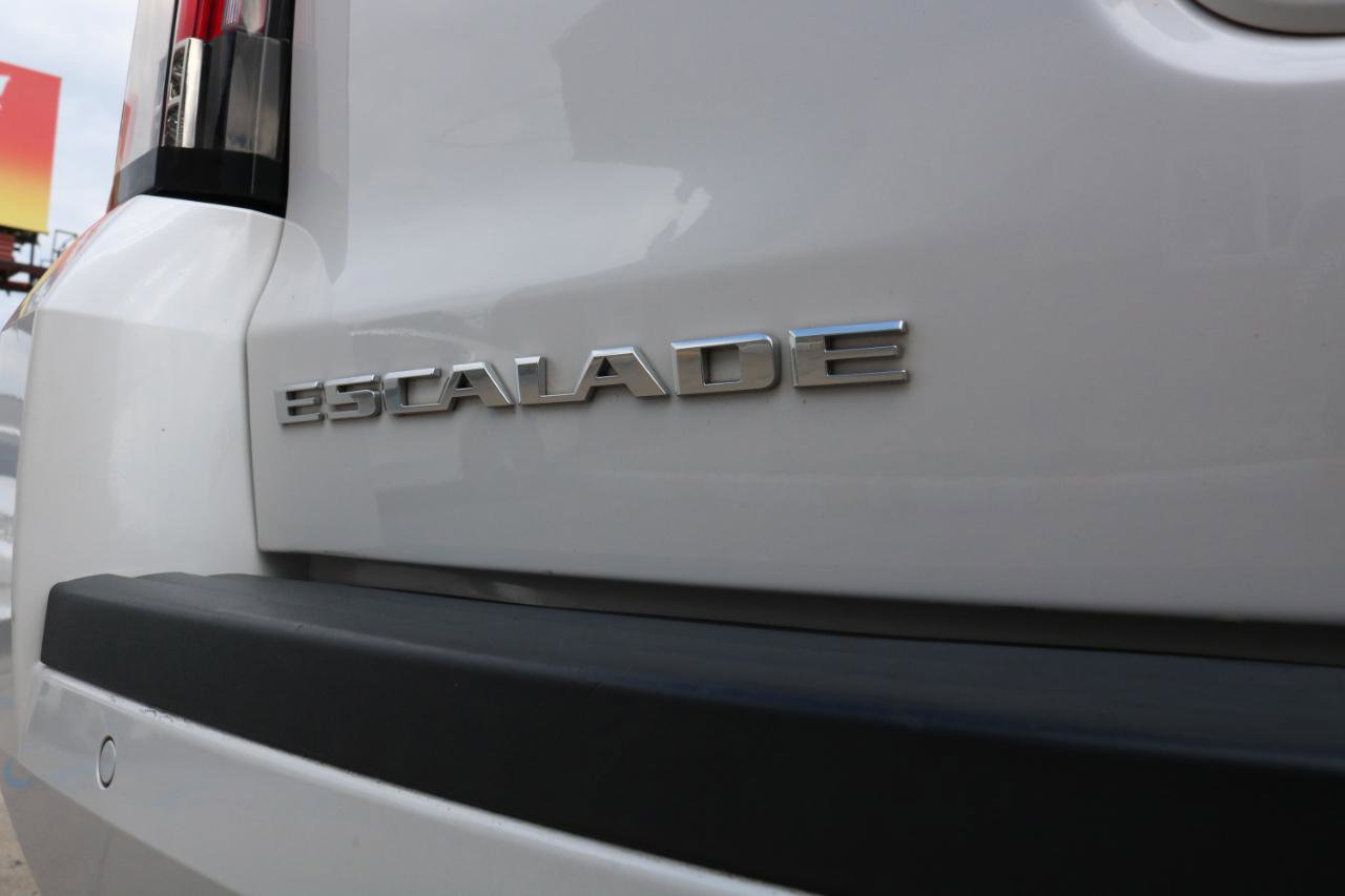 Used 2018 Cadillac Escalade ESV Luxury AWD/4WD image 14