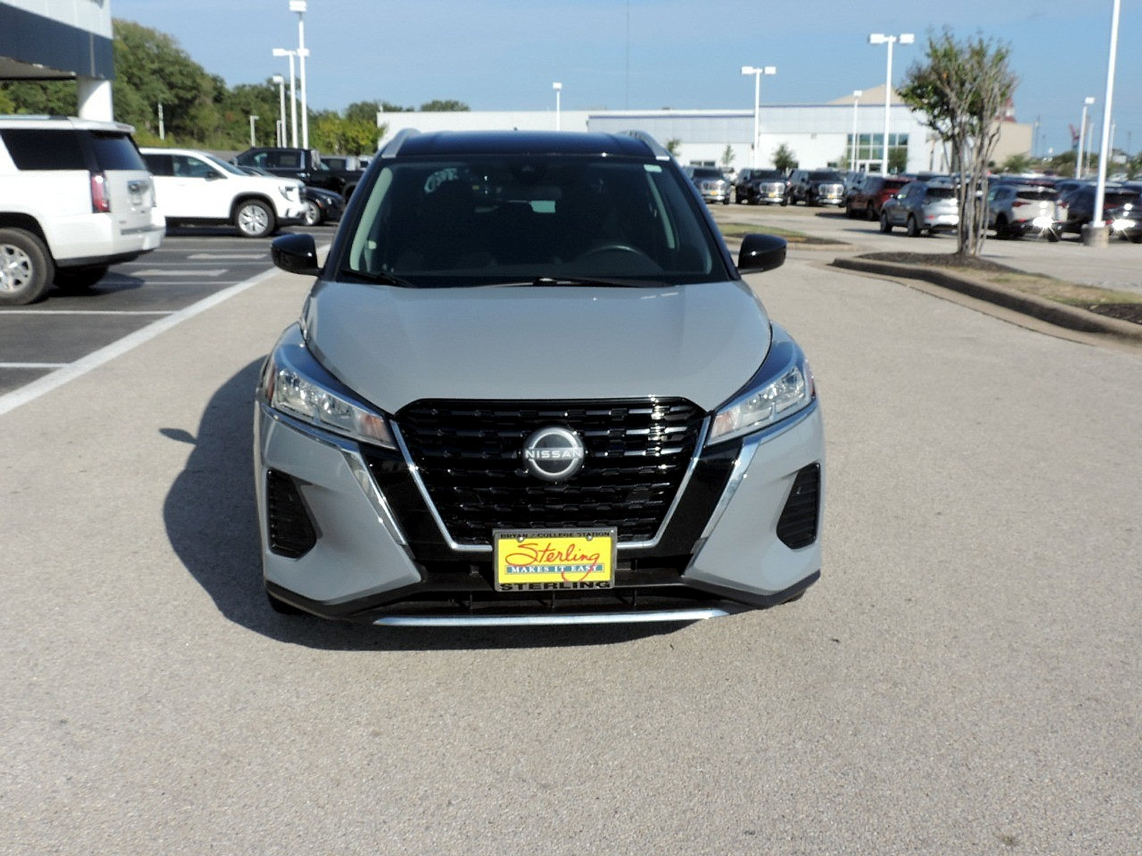 Used 2023 Nissan Kicks SV FWD image 2