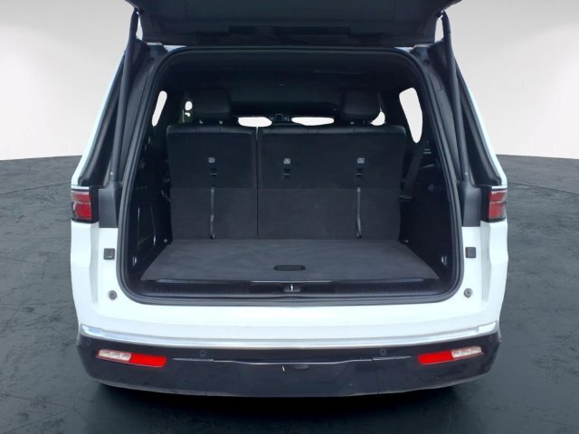 Used 2024 Jeep Wagoneer Series II RWD image 11