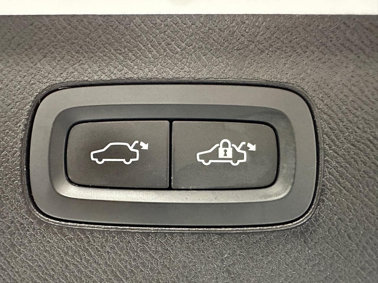 Used 2020 Volvo XC90 T5 Momentum image 24